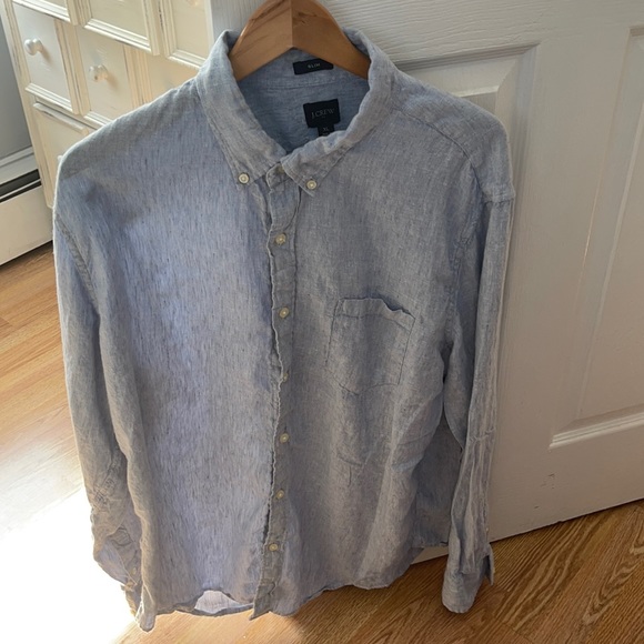 Blue Slim Fit Chambray J Crew button down. Size: XL